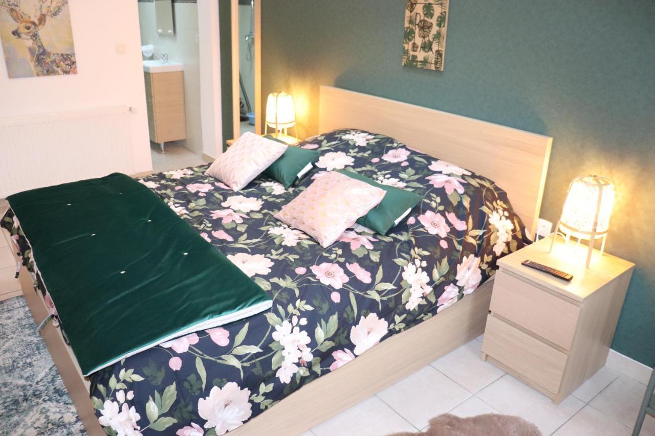 Le Jardin Des Roses Bed and Breakfast Gerponville Exteriör bild